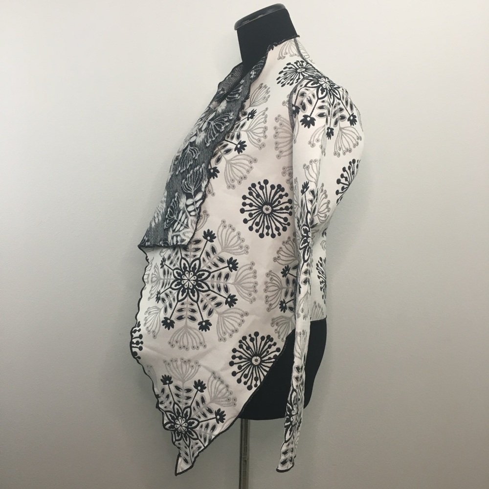 Chic Jacket With Bold Pattern & Open Front - image 3